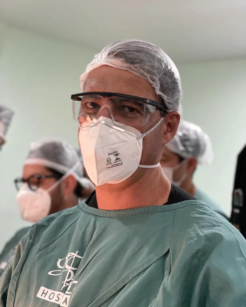 Dr. Rogério Morale em centro cirúrgico