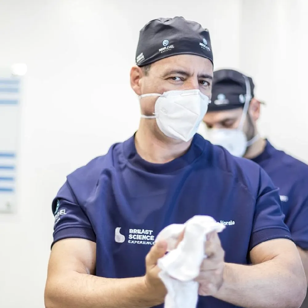 Dr. Rogério Morale em ambiente cirúrgico